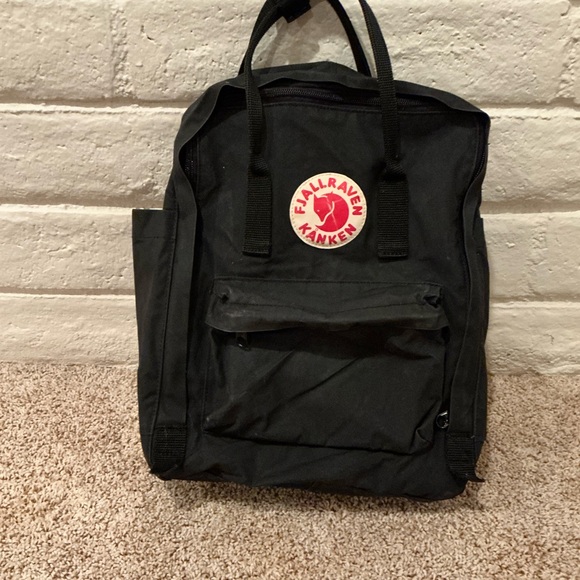 Fjallraven Kånken Black Backpack - Picture 1 of 7